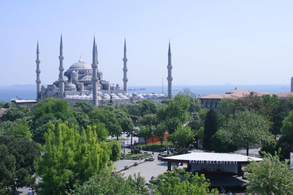 Esra Sultan Petrol Hotel Стамбул Екстер'єр фото